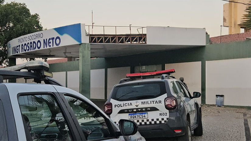 Imagem 1 - Dois estão hospitalizados e cinco, que estavam com eles, incluindo dois menores, foram conduzidos para a Delegacia de Plantão, em Mossoró-RN. Com os suspeitos, foram apreendidas três pistolas um revolver e uma espingarda calibre 12. A Operação começou no final da tarde e tende a continuar com o trabalho de investigação da Policia Civil, com base nas informações que foram levantadas pela Policia Militar dos suspeitos. Imagem 1 - Dois estão hospitalizados e cinco, que estavam com eles, incluindo dois menores, foram conduzidos para a Delegacia de Plantão, em Mossoró-RN. Com os suspeitos, foram apreendidas três pistolas um revolver e uma espingarda calibre 12. A Operação começou no final da tarde e tende a continuar com o trabalho de investigação da Policia Civil, com base nas informações que foram levantadas pela Policia Militar dos suspeitos.