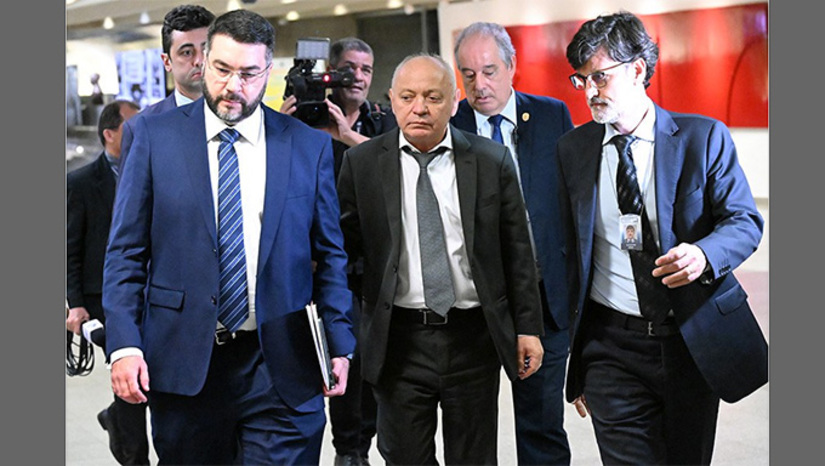 Imagem 1 -  Depois das arguições dos parlamentares, o relator da CPMI, Alfredo Gaspar, requereu a prisão em flagrante do depoente. Segundo o relator, Lincoln mentiu sobre o motivo de sua saída da direção da Confederação Nacional dos Pescadores e Aquicultores (CNPA) — ele declarara que tinha renunciado ao cargo, quando na verdade tinha sido afastado como medida cautelar — e “negou por meio do silêncio” conhecer Antônio Carlos Camilo Antunes, o Careca do INSS, mas admitiu o vínculo ao responder a outras perguntas.  Lincoln também teria mentido sobre a natureza de sua relação com Gabriel Negreiros, tesoureiro da CBPA, e sobre o alcance da procuração passada a Adelino Rodrigues Junior.