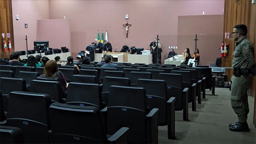 Imagem 1 - O Tribunal do Júri Popular, sob a presidência do juiz Vagnos Kelly Figueiredo de Medeiros, deve começar os trabalhos às 9 horas, no Fórum Municipal. No banco dos réus, José Jordão Martins Oliveira Veras, de 33 anos, por tentar matar os colegas de trabalho Bruno Felipe Barbosa Oliveira Silva e Thiago Nascimento Nunes, devido ao fato deste último está se relacionando com a ex-mulher dele. Este crime aconteceu em agosto de 2024, perto do Açai Atacarejo. Na acusação, o promotor de Justiça Italo Moreira e na defesa o advogado Francisco Simone. Imagem 1 - O Tribunal do Júri Popular, sob a presidência do juiz Vagnos Kelly Figueiredo de Medeiros, deve começar os trabalhos às 9 horas, no Fórum Municipal. No banco dos réus, José Jordão Martins Oliveira Veras, de 33 anos, por tentar matar os colegas de trabalho Bruno Felipe Barbosa Oliveira Silva e Thiago Nascimento Nunes, devido ao fato deste último está se relacionando com a ex-mulher dele. Este crime aconteceu em agosto de 2024, perto do Açai Atacarejo. Na acusação, o promotor de Justiça Italo Moreira e na defesa o advogado Francisco Simone.