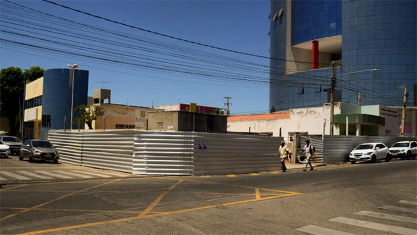 Imagem 1 - O antigo prédio do CEO, localizado em frente à Praça Bento Praxedes, será completamente revitalizado para receber a população mossoroense. O objetivo da “Central do Povo” é facilitar o acesso da população às informações, concentrando serviços nas áreas de saúde, assistência social, educação, serviços urbanos e trânsito, entre outros, sendo estes serviços de Cadastro Único, regulação da saúde, serviços urbanos, trânsito e recebimento de documentação. O prédio contará com 12 salas, call center, sala do Procon, ouvidora, além de duas salas de audiência. Imagem 1 - O antigo prédio do CEO, localizado em frente à Praça Bento Praxedes, será completamente revitalizado para receber a população mossoroense. O objetivo da “Central do Povo” é facilitar o acesso da população às informações, concentrando serviços nas áreas de saúde, assistência social, educação, serviços urbanos e trânsito, entre outros, sendo estes serviços de Cadastro Único, regulação da saúde, serviços urbanos, trânsito e recebimento de documentação. O prédio contará com 12 salas, call center, sala do Procon, ouvidora, além de duas salas de audiência.