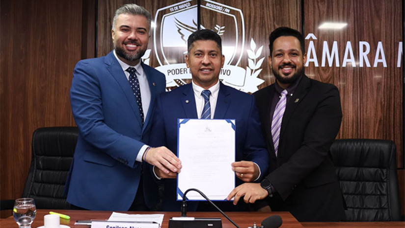 Imagem 1 - A Prefeitura enviou à Câmara o Projeto de Lei nº 152/2025, que autoriza a doação de um terreno localizado na Rua Jerônimo Rosado, nº 242, no Centro, com 3.596 m², para a construção do novo prédio. O pedido partiu do presidente da Câmara, vereador Genilson Alves, que destacou que a sede própria será um marco histórico, garantindo melhores condições de trabalho, transparência e melhor atendimento à população. O novo espaço promete ser mais amplo, acessível e adequado às atividades legislativas e de atendimento ao público. Imagem 1 - A Prefeitura enviou à Câmara o Projeto de Lei nº 152/2025, que autoriza a doação de um terreno localizado na Rua Jerônimo Rosado, nº 242, no Centro, com 3.596 m², para a construção do novo prédio. O pedido partiu do presidente da Câmara, vereador Genilson Alves, que destacou que a sede própria será um marco histórico, garantindo melhores condições de trabalho, transparência e melhor atendimento à população. O novo espaço promete ser mais amplo, acessível e adequado às atividades legislativas e de atendimento ao público.