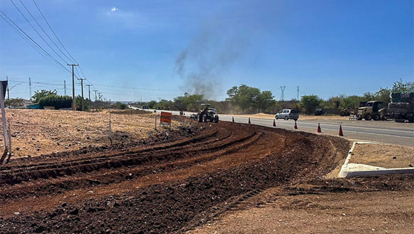 Imagem 1 -  A primeira obra desta nova fase beneficia um trecho de 34 quilômetros da rodovia RN-016 entre os municípios de Assú, na altura do entroncamento da BR-304, e Carnaubais. Os 665 quilômetros que serão recuperados nesta fase têm previsão de serem entregues em 2026, e se somam aos 800 já entregues na primeira fase do programa iniciado no ano passado. Na sexta-feira (7), o Governo do RN dará início às obras em mais um trecho, desta vez beneficiando a região Agreste, na RN-317, onde os 20 quilômetros ligando a as cidades de Brejinho e Santo Antônio serão recuperados.