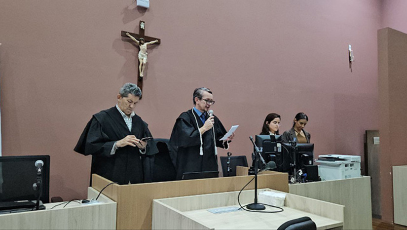 Imagem 1 -  Juiz Vagnos Kelly presidio o TJP desta quarta-feira, 5. José Jordão tentou matar Thiago Nunes e Bruno Felipe porque descobriu que o primeiro estava namorando sua ex-mulher. Preso em flagrante no dia 13 de agosto de 2024, Jordão foi denunciado pelo MPRN por duas tentativas de homicidio qualificadas. Já a defesa, alegou negativa de autoria. O Juri seguiu a preposiçaõ da promotoria. Com a sentença de 8 anos e 6 meses, o réu poderá progredir para o regime semiaberto para o cumprimento do restante da sentença.