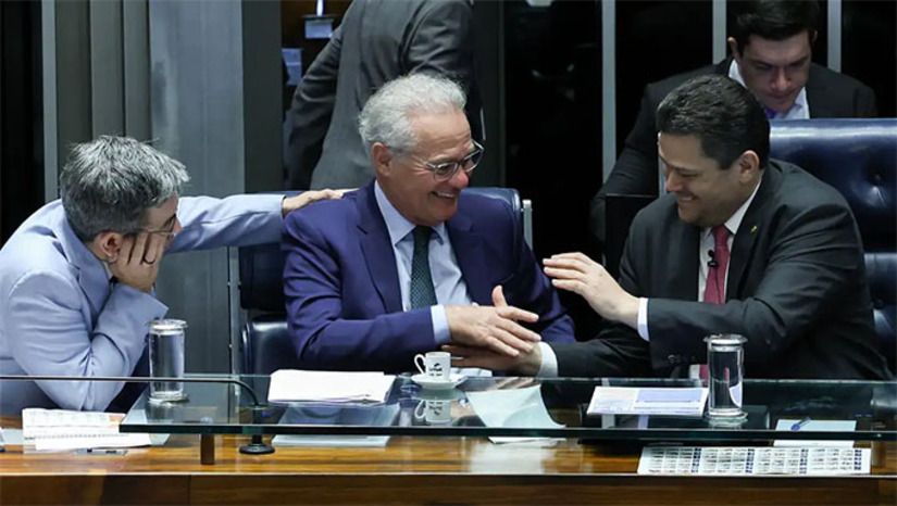 Imagem 1 - A nova regra isenta do Imposto de Renda (IR) quem ganha até R$ 5 mil mensais e aumenta a taxação de altas rendas. Se Sancionada pelo presidente Lula, a redução do IR passa a valer a partir de janeiro de 2026. O governo Lula calcula que cerca de 25 milhões de brasileiros vão pagar menos impostos, enquanto outros 200 mil contribuintes terão algum aumento na tributação. Imagem 1 - A nova regra isenta do Imposto de Renda (IR) quem ganha até R$ 5 mil mensais e aumenta a taxação de altas rendas. Se Sancionada pelo presidente Lula, a redução do IR passa a valer a partir de janeiro de 2026. O governo Lula calcula que cerca de 25 milhões de brasileiros vão pagar menos impostos, enquanto outros 200 mil contribuintes terão algum aumento na tributação.