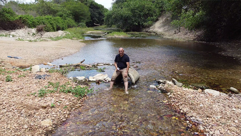 Imagem 1 - Reportagem do Portal Mossoró Hoje mostrou neste final de semana que o rio baixou muito na região da comunidade de Olho D’Água Velhos e praticamente secou na região do assentamento Paulo Freire e Melancias. Nestas últimas duas comunidades, os produtores de hortaliças falaram que já estavam impossibilitados de irrigar os plantios, devido a alta salinidade da água. Em Melancias, o rio já estava sem água. Para voltar água corrente no rio, a SEMARH ampliou a vazão das comportas de Umari de 900 litros por segundo para 1.800 litros por segundo, atendendo pedido da deputada Isolda Dantas. Imagem 1 - Reportagem do Portal Mossoró Hoje mostrou neste final de semana que o rio baixou muito na região da comunidade de Olho D’Água Velhos e praticamente secou na região do assentamento Paulo Freire e Melancias. Nestas últimas duas comunidades, os produtores de hortaliças falaram que já estavam impossibilitados de irrigar os plantios, devido a alta salinidade da água. Em Melancias, o rio já estava sem água. Para voltar água corrente no rio, a SEMARH ampliou a vazão das comportas de Umari de 900 litros por segundo para 1.800 litros por segundo, atendendo pedido da deputada Isolda Dantas.