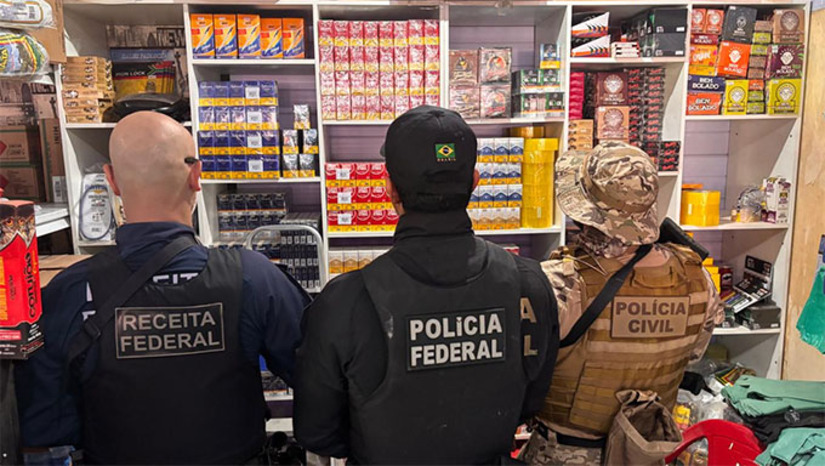 Imagem 1 -  Estão sendo cumpridos nove mandados de prisão preventiva, 18 mandados de busca e apreensão e medidas cautelares de sequestro de ativos financeiros e bloqueio de bens dos investigados. A operação mobiliza cerca de 100 agentes públicos das instituições envolvidas e ocorre simultaneamente em diversas cidades do Rio Grande do Norte, Paraíba e Pernambuco. O grupo investigado movimentou mais de R$ 60 milhões em atividades ilegais, segundo a Polícia Federal. Novas atualizações sobre a operação serão divulgadas conforme o avanço das diligências.