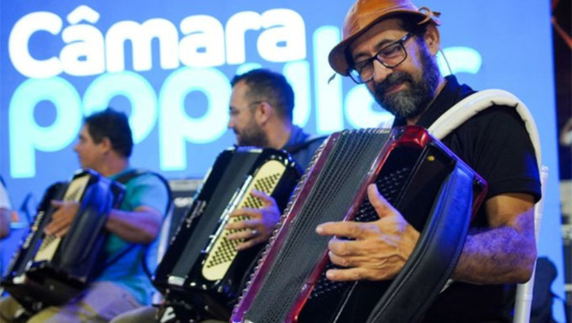 Imagem 1 - O chamamento público oferece aos artistas da terra a oportunidade de se apresentarem durante as ações do programa, que leva a Câmara aos bairros, promovendo cidadania e cultura nas comunidades. Os interessados devem se inscrever até sexta-feira (7), de forma presencial, das 7h às 17h, na Fundação Vereador Aldenor Nogueira, localizada na R. Rui Barbosa, 1133, Centro. O edital completo está disponível no Portal de Compras Públicas. Imagem 1 - O chamamento público oferece aos artistas da terra a oportunidade de se apresentarem durante as ações do programa, que leva a Câmara aos bairros, promovendo cidadania e cultura nas comunidades. Os interessados devem se inscrever até sexta-feira (7), de forma presencial, das 7h às 17h, na Fundação Vereador Aldenor Nogueira, localizada na R. Rui Barbosa, 1133, Centro. O edital completo está disponível no Portal de Compras Públicas.