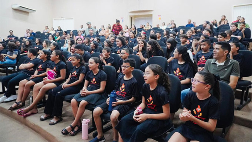 Imagem 1 -  O evento reuniu mais de 100 alunos do 5º ano da Escola Municipal Professora Maria Gorete de Carvalho Macedo e da Escola Estadual Professor Alfredo Simonetti. As turmas foram orientadas pelos instrutores Cabo Urban e Soldado Júlia, que desenvolveram atividades educativas voltadas à prevenção do uso de drogas e à promoção de uma vida saudável e responsável.