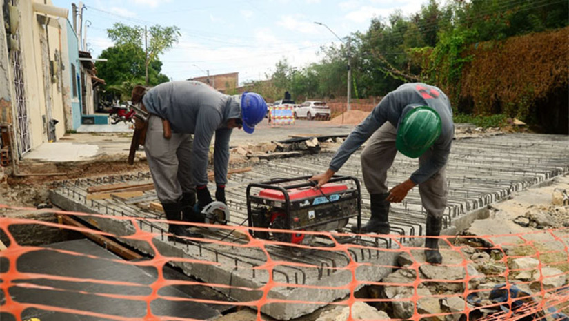 Imagem 1 - As galerias que estão passando por manutenção são as que cortam a Rua Epitácio Pessoa, no bairro Santo Antônio, e na Rua Dionísio Justino, no conjunto Nova Vida, no bairro Dom Jaime Câmara. A estrutura que corta a Rua Herculano Couto já foi finalizada pela equipe responsável pelo trabalho. Quando a equipe concluir o serviço na Epitácio Pessoa, o próximo local onde ocorrerá o reforço no canal de drenagem é o que atravessa a Rua Melo Franco, no mesmo bairro. Imagem 1 - As galerias que estão passando por manutenção são as que cortam a Rua Epitácio Pessoa, no bairro Santo Antônio, e na Rua Dionísio Justino, no conjunto Nova Vida, no bairro Dom Jaime Câmara. A estrutura que corta a Rua Herculano Couto já foi finalizada pela equipe responsável pelo trabalho. Quando a equipe concluir o serviço na Epitácio Pessoa, o próximo local onde ocorrerá o reforço no canal de drenagem é o que atravessa a Rua Melo Franco, no mesmo bairro.