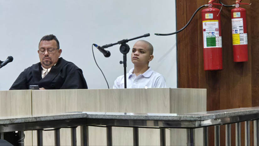 Imagem 1 - Jefinho, como é mais conhecido Jefferson Lucas Nascimento Targino, de 20 anos, confessou o crime no plenário do Tribunal do Júri. Segundo a denúncia do MPRN, Jeffinho era do PCC, mas matou uma pessoa sem autorização desta facção e, para não ser “disciplinado”, ingressou no Comando Vermelho e passando a matar os membros do PCC que interessasse expansão do CV em Mossoró e a ele próprio, que foi o caso do assassinato do adolescente. O promotor de Justiça Armando Lúcio Ribeiro pediu a condenação por homicídio qualificado, tese que foi aceita pelo Conselho de Sentença. Imagem 1 - Jefinho, como é mais conhecido Jefferson Lucas Nascimento Targino, de 20 anos, confessou o crime no plenário do Tribunal do Júri. Segundo a denúncia do MPRN, Jeffinho era do PCC, mas matou uma pessoa sem autorização desta facção e, para não ser “disciplinado”, ingressou no Comando Vermelho e passando a matar os membros do PCC que interessasse expansão do CV em Mossoró e a ele próprio, que foi o caso do assassinato do adolescente. O promotor de Justiça Armando Lúcio Ribeiro pediu a condenação por homicídio qualificado, tese que foi aceita pelo Conselho de Sentença.