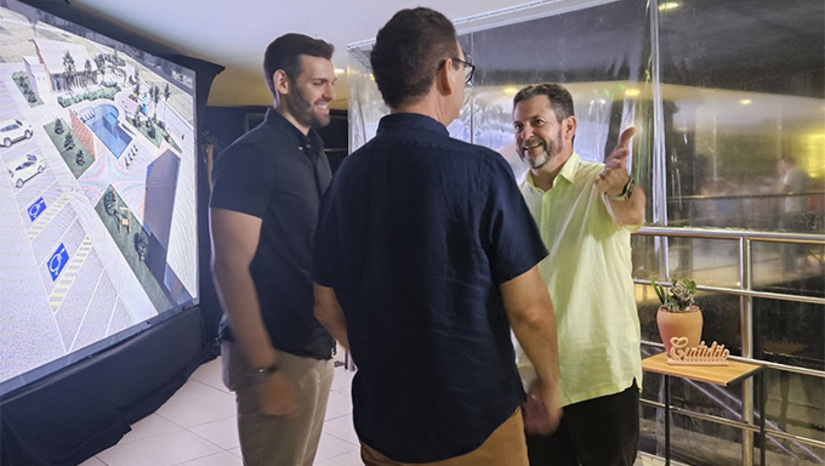 Imagem 1 -  O lançamento do empreendimento que terá 222 lotes, com tamanhos que variam de 660 a 1.500 metros quadrados, localizado nas margens da RN 117, há menos de 5 quilômetros da área urbana, será dia 15 de novembro. "Fica numa área esplêndida, perto da cidade e com todo o conforto que sonhamos acordar, ouvindo os pássaros e sentindo o cheiro da natureza", destaca o empresário Jair Queiroz, da Rede Queiros, que entrou no empreendimento projetado pela Castel Construções. Com investimento de mais ou menos R$ 35 milhões, a Castel projeta concluir o Rancho Texas em 48 meses