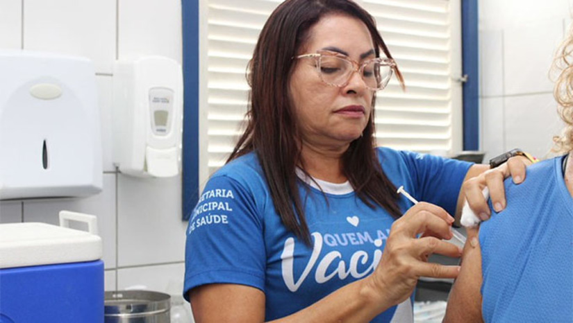 Imagem 1 -   Ao todo, serão oito pontos de vacinação, em diferentes bairros, contemplando várias regiões. A estratégia proporciona maior acesso da população ao serviço de saúde, ou seja, possibilitando aumento da proteção vacinal no município. Os pontos são nas UBS’s dos bairros Santa Delmira, Boa Vista, Sumaré, Alto de São Manoel, Quixabeirinha e Alto da Conceição. Também terá ponto de vacinação na Igreja Assembleia de Deus Chafariz rua Francisco Pascoal, SN, Estrada da Raiz/Santo Antônio e 7ª Parada do Orgulho LGBTQIAPN+ de Mossoró.