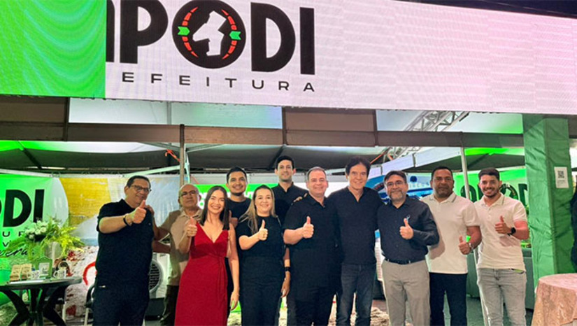 Imagem 1 -  A solenidade de abertura 5ª FEMULTI e do 4º Festival Gastronômico de Apodi contou com a presença do prefeito Sabino, do vice-prefeito Ivanildo, do deputado federal Robinson Faria, dos deputados estaduais Neilton Diógenes e Isolda Dantas, do ex-prefeito Alan Silveira,  representantes da CDL, SEBRAE e demais instituições parceiras. A FEMULTI reúne mais de 100 estandes com expositores de diferentes segmentos com expectativa de atrair mais de 60 mil visitantes durante os três dias de evento.