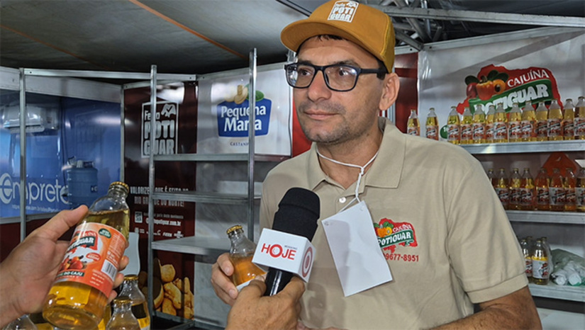 Imagem 1 - Marcos Maciel, de Severiano Melo-RN, produz com a família a verdadeira cajuína extraída do pedúnculo do caju e, neste ano de 2025, com apoio do SEBRAE, conseguiu autorização do Ministério da Agricultura para produzir e comercializar em todo o Brasil. Segundo ele, a Cajuína Potiguar, diferentemente da Cajuína São Geraldo, é produzida 100% do caju, sem adicionamento de açúcar, gás, conservantes e etc. Assegura que é muito rica em vitaminas ao corpo humano. Marcos Maciel está aproveitando a Femulti, em Apodi, para divulgar a cajuíza que produz com a família em Severiano Melo. Imagem 1 - Marcos Maciel, de Severiano Melo-RN, produz com a família a verdadeira cajuína extraída do pedúnculo do caju e, neste ano de 2025, com apoio do SEBRAE, conseguiu autorização do Ministério da Agricultura para produzir e comercializar em todo o Brasil. Segundo ele, a Cajuína Potiguar, diferentemente da Cajuína São Geraldo, é produzida 100% do caju, sem adicionamento de açúcar, gás, conservantes e etc. Assegura que é muito rica em vitaminas ao corpo humano. Marcos Maciel está aproveitando a Femulti, em Apodi, para divulgar a cajuíza que produz com a família em Severiano Melo.