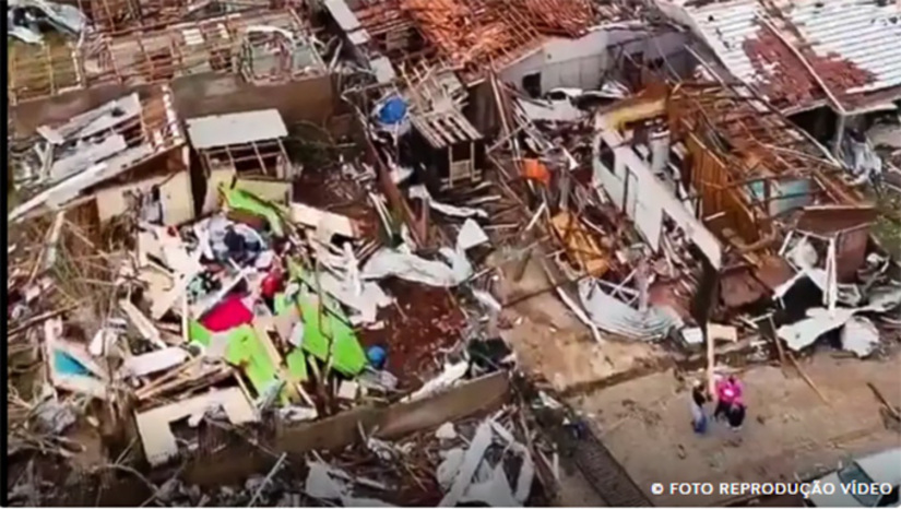 Imagem 1 -  A tempestade foi classificada como tornado de categoria F3 com ventos que chegaram a até 250 quilômetros por hora, segundo o Sistema de Tecnologia e Monitoramento Ambiental do Paraná (Simepar).  O governador do estado, Ratinho Junior, informou que estuda decretar estado de emergência para facilitar a reconstrução dos locais atingidos pela tempestade.  “Em Rio Bonito do Iguaçu, praticamente, as pessoas hoje não têm onde dormir mais. Nós já estamos preparando desde ontem à noite alojamentos”, disse.
