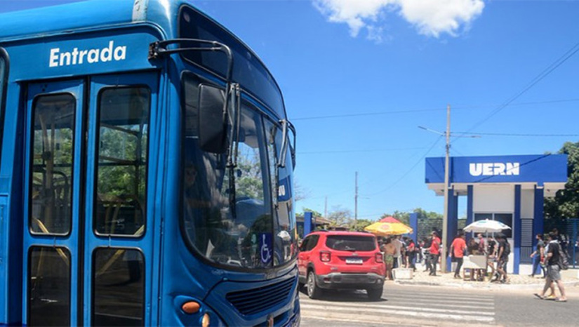 Imagem 1 -  As linhas de ônibus serão organizadas em operação especial, a partir das 11h, para melhor atender aos estudantes, promovendo acesso facilitado e seguro aos locais de prova.  Para ter direito à gratuidade, os candidatos devem apresentar o Cartão de Inscrição do Enem com um documento oficial com foto no momento do embarque.  As linhas terão saída dos bairros a partir das 11h e retorno às 19h, logo após o encerramento das provas. A medida busca facilitar o deslocamento dos participantes até os locais de aplicação, oferecendo segurança e comodidade.