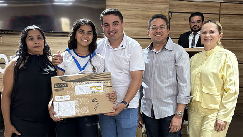 Imagem 1 - Realizado em parceria com a Secretaria de Assistência Social e o COMDICA, o projeto reconhece o esforço e o talento de estudantes e educadores que se destacaram ao longo do ano letivo. Foram entregues 9 notebooks, 9 tablets e 9 celulares aos alunos que mostraram, na prática, que a educação é o caminho mais sólido para transformar sonhos em realidade. Imagem 1 - Realizado em parceria com a Secretaria de Assistência Social e o COMDICA, o projeto reconhece o esforço e o talento de estudantes e educadores que se destacaram ao longo do ano letivo. Foram entregues 9 notebooks, 9 tablets e 9 celulares aos alunos que mostraram, na prática, que a educação é o caminho mais sólido para transformar sonhos em realidade.