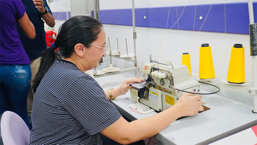 Imagem 1 - Além do curso, o programa vai oferecer crédito para aquisição de máquinas de costura e insumos para as futuras costureiras e empreendedoras. Também será realizado um desfile com as peças produzidas durante o curso. A solenidade de abertura do curso contou com a presença do prefeito Renan, vice-prefeito Édson, secretário de estado de Desenvolvimento Econômico Alan Silveira, vereadores, secretários municipais, representantes da Agência Desenvolve RN, mulheres inscritas no curso e público em geral. Imagem 1 - Além do curso, o programa vai oferecer crédito para aquisição de máquinas de costura e insumos para as futuras costureiras e empreendedoras. Também será realizado um desfile com as peças produzidas durante o curso. A solenidade de abertura do curso contou com a presença do prefeito Renan, vice-prefeito Édson, secretário de estado de Desenvolvimento Econômico Alan Silveira, vereadores, secretários municipais, representantes da Agência Desenvolve RN, mulheres inscritas no curso e público em geral.