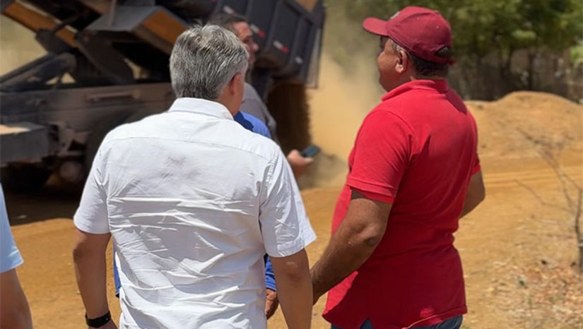 Imagem 1 - O assentamento é formado por três agrovilas, localizado na zona oeste de Governador Dix Sept Rosado e habitado por mais de 100 moradores. A recuperação da infraestrutura, principalmente das estradas de acesso à cidade, era uma necessidade antiga. Há pelo menos 20 anos a comunidade não recebia obras de melhoria estrutural. O assentamento Nossa Senhora da Conceição, conhecido como Mororó, fica a cerca de 15 quilômetros do perímetro urbano. O trabalho iniciado na sexta-feira, 7, está restaurando toda a infraestrutura da Mororó, no sentido de melhorar as condições de vida da população local. Imagem 1 - O assentamento é formado por três agrovilas, localizado na zona oeste de Governador Dix Sept Rosado e habitado por mais de 100 moradores. A recuperação da infraestrutura, principalmente das estradas de acesso à cidade, era uma necessidade antiga. Há pelo menos 20 anos a comunidade não recebia obras de melhoria estrutural. O assentamento Nossa Senhora da Conceição, conhecido como Mororó, fica a cerca de 15 quilômetros do perímetro urbano. O trabalho iniciado na sexta-feira, 7, está restaurando toda a infraestrutura da Mororó, no sentido de melhorar as condições de vida da população local.