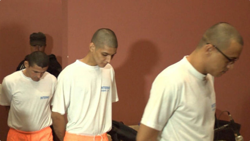 Imagem 1 - O trio Carlos André Lins, Matheus Ramalho Moura de Oliveira e Fábio Tayran Lopes de Lima havia sido julgado na Comarca de Mossoró. Matheus Ramalho, o Mirandinha, havia sido condenado a 14 anos de prisão e os outros dois absolvidos pelo Conselho de Sentença. O júri deve começar de 9 horas, sob a presidência do juiz Vagnos Kelly. Na acusação, está inscrito o promotor de Justiça Armando Lúcio Ribeiro e na defesa os advogados Marlus César, Rogério Edmundo e Emmanoel Nogueira. Imagem 1 - O trio Carlos André Lins, Matheus Ramalho Moura de Oliveira e Fábio Tayran Lopes de Lima havia sido julgado na Comarca de Mossoró. Matheus Ramalho, o Mirandinha, havia sido condenado a 14 anos de prisão e os outros dois absolvidos pelo Conselho de Sentença. O júri deve começar de 9 horas, sob a presidência do juiz Vagnos Kelly. Na acusação, está inscrito o promotor de Justiça Armando Lúcio Ribeiro e na defesa os advogados Marlus César, Rogério Edmundo e Emmanoel Nogueira.
