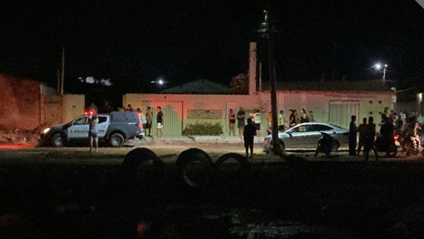 Imagem 1 - Crime de homicídio aconteceu na noite desta segunda-feira, na Avenida Terezinha Pereira, no Centro de Grossos-RN. A Policia Civil contou que eram três atiradores. Os criminosos teriam rendido algumas pessoas e quando a vítima chegou em casa numa motocicleta, eles começaram a atirar, matando-o com mais de 20 tiros. Imagem 1 - Crime de homicídio aconteceu na noite desta segunda-feira, na Avenida Terezinha Pereira, no Centro de Grossos-RN. A Policia Civil contou que eram três atiradores. Os criminosos teriam rendido algumas pessoas e quando a vítima chegou em casa numa motocicleta, eles começaram a atirar, matando-o com mais de 20 tiros.