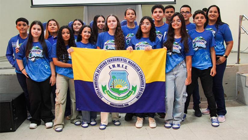 Imagem 1 - O programa, sancionado no início do último mês, tem como objetivo fortalecer e enriquecer o aprendizado dos estudantes do 7º, 8º e 9º ano da rede municipal de ensino. A iniciativa representa um novo passo na educação pública mossoroense, abrindo portas para experiências internacionais. Ao final do curso de inglês, os alunos poderão participar de uma prova de proficiência que selecionará estudantes para intercâmbio cultural no Canadá. Imagem 1 - O programa, sancionado no início do último mês, tem como objetivo fortalecer e enriquecer o aprendizado dos estudantes do 7º, 8º e 9º ano da rede municipal de ensino. A iniciativa representa um novo passo na educação pública mossoroense, abrindo portas para experiências internacionais. Ao final do curso de inglês, os alunos poderão participar de uma prova de proficiência que selecionará estudantes para intercâmbio cultural no Canadá.