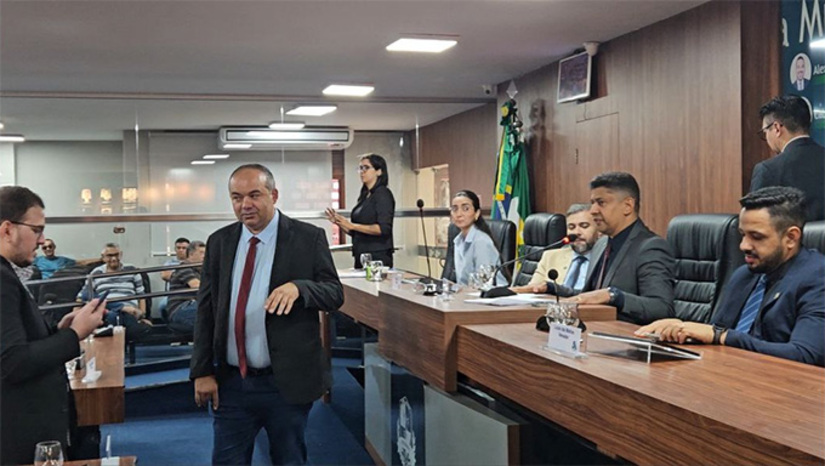 Imagem 1 - Preposição partiu do Poder Executivo, seguindo uma determinação do prefeito Allyson Bezerra. O vereador Cubano, que é médico, disse que as casas de taipa vão melhorar a condições de vida de quem mora na zona rural e reduzir a possibilidade da população contrair doença de chagas. Já o presidente da Câmara, enalteceu a iniciativa da gestão Allyson Bezerra e reforçou que as famílias vão morar com mais dignidade tanto na cidade como na zona rural Imagem 1 - Preposição partiu do Poder Executivo, seguindo uma determinação do prefeito Allyson Bezerra. O vereador Cubano, que é médico, disse que as casas de taipa vão melhorar a condições de vida de quem mora na zona rural e reduzir a possibilidade da população contrair doença de chagas. Já o presidente da Câmara, enalteceu a iniciativa da gestão Allyson Bezerra e reforçou que as famílias vão morar com mais dignidade tanto na cidade como na zona rural