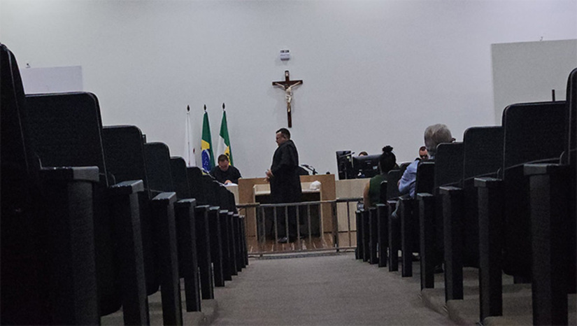 Imagem 1 - O julgamento do trio de Areia Branca-RN, acusado de matar Rivanilson Ramalho M. de Oliveira, em abril de 2017, devido a ausência dos advogados, que estava previsto acontecer nesta terça-feira, 11, terminou não acontecendo. Foi remarcado para outra data. Já nesta quarta-feira, 12, está previsto o julgamento de Antônio Marcos da Silva Santos, que está preso pelo assassinato do amigo de bebedeira Railton Nogueira de Oliveira, de 38 anos. Imagem 1 - O julgamento do trio de Areia Branca-RN, acusado de matar Rivanilson Ramalho M. de Oliveira, em abril de 2017, devido a ausência dos advogados, que estava previsto acontecer nesta terça-feira, 11, terminou não acontecendo. Foi remarcado para outra data. Já nesta quarta-feira, 12, está previsto o julgamento de Antônio Marcos da Silva Santos, que está preso pelo assassinato do amigo de bebedeira Railton Nogueira de Oliveira, de 38 anos.