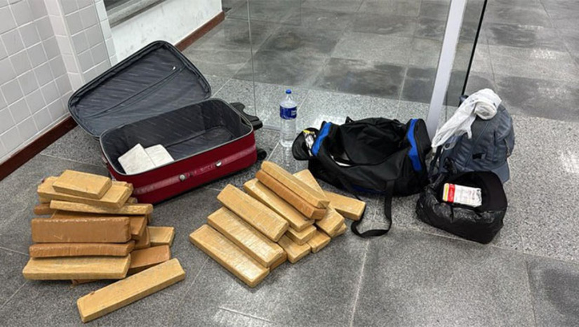 Imagem 1 - A PRF apreendeu mais de 34 kg de drogas durante fiscalização na BR-116, em Feira de Santana (BA), na noite de segunda-feira (10). A ação fez parte da Operação Cão de Faro e contou com o apoio dos cães farejadores K9 Umbro e K9 Zion. Os entorpecentes foram encontrados em malas pertencentes a um passageiro de um ônibus que seguia de São Paulo para Mossoró (RN). O homem confessou que entregaria a droga na rodoviária de Pau dos Ferros (RN), onde receberia pagamento em dinheiro. Ele foi preso e encaminhado, junto com o material apreendido, à Delegacia de Polícia Civil em Feira de Santana. Imagem 1 - A PRF apreendeu mais de 34 kg de drogas durante fiscalização na BR-116, em Feira de Santana (BA), na noite de segunda-feira (10). A ação fez parte da Operação Cão de Faro e contou com o apoio dos cães farejadores K9 Umbro e K9 Zion. Os entorpecentes foram encontrados em malas pertencentes a um passageiro de um ônibus que seguia de São Paulo para Mossoró (RN). O homem confessou que entregaria a droga na rodoviária de Pau dos Ferros (RN), onde receberia pagamento em dinheiro. Ele foi preso e encaminhado, junto com o material apreendido, à Delegacia de Polícia Civil em Feira de Santana.