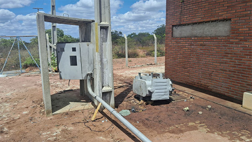Imagem 1 - Duas ocorrências de furto de cabos e equipamentos nas unidades da Caern em Serra do Mel e Caraúbas causaram a suspensão do abastecimento de água. Os crimes, registrados na segunda (10) e terça-feira (11), afetaram comunidades rurais de Mossoró, e as cidades de Caraúbas e Serra do Mel. A Caern informou que trabalha para restabelecer o sistema com previsão de retorno em Serra do Mel até sexta-feira (14), enquanto em Caraúbas os danos ainda estão sendo avaliados. Após o conserto, o fornecimento deve se normalizar em até 72 horas. A Companhia acionou a polícia para investigar os furtos. Imagem 1 - Duas ocorrências de furto de cabos e equipamentos nas unidades da Caern em Serra do Mel e Caraúbas causaram a suspensão do abastecimento de água. Os crimes, registrados na segunda (10) e terça-feira (11), afetaram comunidades rurais de Mossoró, e as cidades de Caraúbas e Serra do Mel. A Caern informou que trabalha para restabelecer o sistema com previsão de retorno em Serra do Mel até sexta-feira (14), enquanto em Caraúbas os danos ainda estão sendo avaliados. Após o conserto, o fornecimento deve se normalizar em até 72 horas. A Companhia acionou a polícia para investigar os furtos.