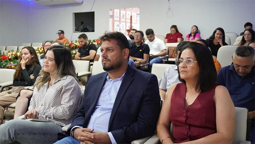 Imagem 1 - A capacitação foi promovida pelo Núcleo de Apoio à Mulher Vítima de Violência Doméstica e Familiar (NAMVID) do Ministério Público do RN. O evento, realizado na Câmara Municipal, abordou a complexidade da violência contra a mulher e estratégias de intervenção. A programação contou com palestras e a presença de representantes do poder público, forças de segurança e profissionais das redes de assistência e saúde do município. Imagem 1 - A capacitação foi promovida pelo Núcleo de Apoio à Mulher Vítima de Violência Doméstica e Familiar (NAMVID) do Ministério Público do RN. O evento, realizado na Câmara Municipal, abordou a complexidade da violência contra a mulher e estratégias de intervenção. A programação contou com palestras e a presença de representantes do poder público, forças de segurança e profissionais das redes de assistência e saúde do município.