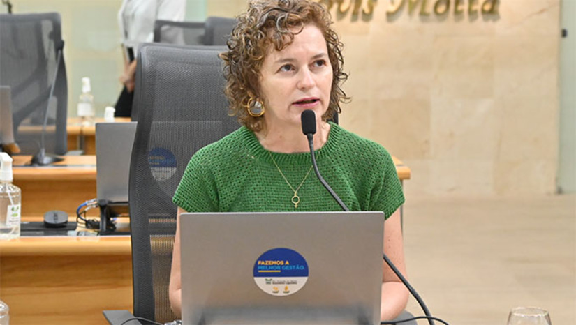 Imagem 1 -  Isolda destacou que a seca continua impactando profundamente o cotidiano das famílias rurais e a sobrevivência dos animais. Segundo a parlamentar, as mulheres que participaram do encontro apresentaram relatos sobre a dura realidade enfrentada no acesso à água e compartilharam soluções que vêm sendo adotadas, como a construção de cisternas de placa e barragens subterrâneas. “Precisamos de mais ações efetivas e políticas públicas eficientes que garantam que, no período de estiagem, o nosso povo não passe sede, que os bichos não morram de sede”, afirmou.