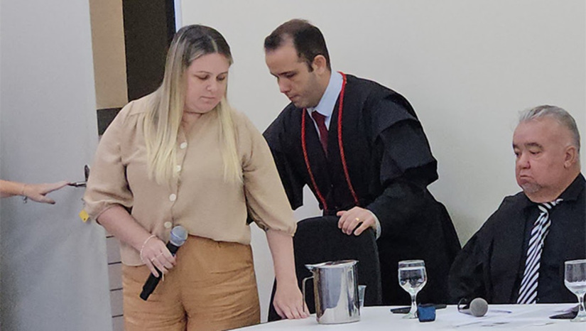 Imagem 1 - Engenheiro Euriclides Goes Torres havia sido assassinado no dia 23 de junho de 2019, no Centro de Apodi. Quem o matou foi Patrício Junior, que já está cumprindo pena por este crime, juntamente com Junior Pikachu, então namorado de Layla Sales, que foi a júri popular nesta quarta-feira, dia 12, e restou condenada e presa. O MPRN a denunciou no plenário por instigar e, junto com Pikachu, oferecer mil reais para Patrício Junior matar Euriclides por ele ter dado em cima dela e batido na cara do Pikachu. A defesa informou que vai recorrer. Imagem 1 - Engenheiro Euriclides Goes Torres havia sido assassinado no dia 23 de junho de 2019, no Centro de Apodi. Quem o matou foi Patrício Junior, que já está cumprindo pena por este crime, juntamente com Junior Pikachu, então namorado de Layla Sales, que foi a júri popular nesta quarta-feira, dia 12, e restou condenada e presa. O MPRN a denunciou no plenário por instigar e, junto com Pikachu, oferecer mil reais para Patrício Junior matar Euriclides por ele ter dado em cima dela e batido na cara do Pikachu. A defesa informou que vai recorrer.