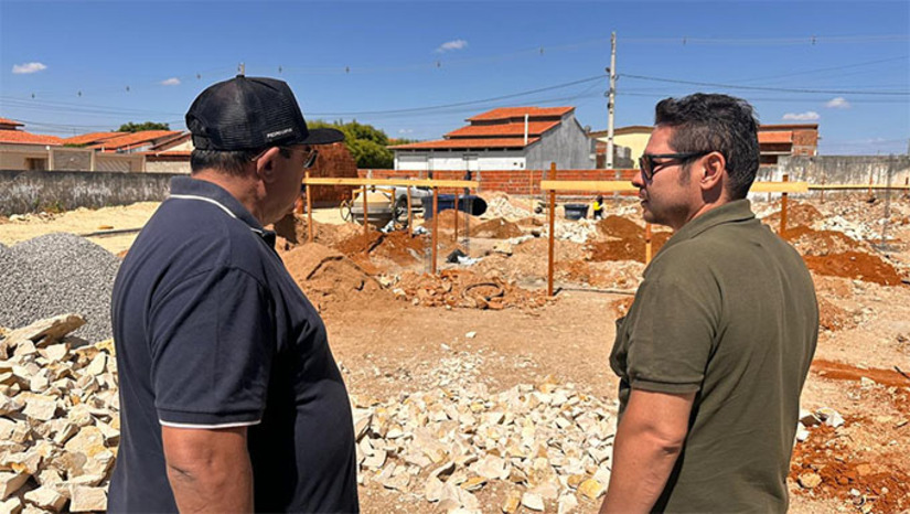 Imagem 1 - O prefeito Salomão Gomes tem acompanhado de perto o andamento dos serviços, junto à equipe de engenharia do quadro técnico do Governo Municipal de Felipe Guerra, garantindo que cada etapa seja executada com qualidade e dentro dos prazos estabelecidos. Com a ampliação, o CER passará a oferecer mais conforto e qualidade no atendimento aos pacientes que necessitam dos serviços de reabilitação e especialidades médicas, fortalecendo ainda mais a rede de saúde do município. Imagem 1 - O prefeito Salomão Gomes tem acompanhado de perto o andamento dos serviços, junto à equipe de engenharia do quadro técnico do Governo Municipal de Felipe Guerra, garantindo que cada etapa seja executada com qualidade e dentro dos prazos estabelecidos. Com a ampliação, o CER passará a oferecer mais conforto e qualidade no atendimento aos pacientes que necessitam dos serviços de reabilitação e especialidades médicas, fortalecendo ainda mais a rede de saúde do município.