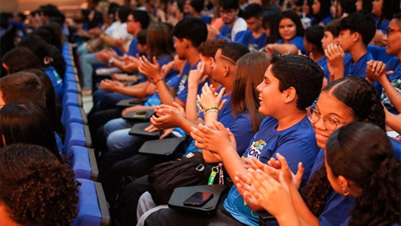 Imagem 1 -  Sancionado no mês de setembro, o programa “De Mossoró para mundo” visa ofertar curso de língua estrangeira para estudantes do 7º, 8º e 9º ano da Rede Municipal de Ensino, visando ao fortalecimento, à complementação e ao enriquecimento curricular. Ao final do curso de inglês, os alunos poderão participar de uma prova de proficiência que selecionará estudantes para intercâmbio cultural no Canadá. As aulas do projeto “De Mossoró para o mundo” começam neste sábado (15) as 14 horas na Escola Municipal Maurício Fernandes da Silva. 
