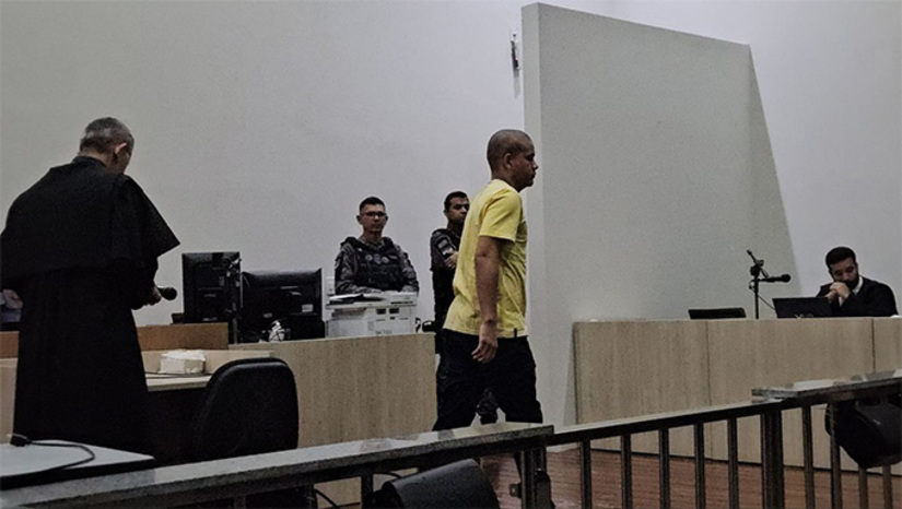Imagem 1 - Vítima Vinicius Filgueira foi “disciplinado” pela facção por está roubando no bairro. A punição foi uma surra e seis meses sem poder andar no bairro. Ele desobedeceu e Wesley Borges da Silva, o Zoinho, e Victor Martins da Silva, o Gago, e mando do comando da facção, o mataram. Nesta quinta-feira, 13, o júri condenou Victor Martins a 18 anos e 9 meses de prisão, em sessão realizada no Fórum Municipal. Zoinho será julgado em outra data pelo mesmo crime. Imagem 1 - Vítima Vinicius Filgueira foi “disciplinado” pela facção por está roubando no bairro. A punição foi uma surra e seis meses sem poder andar no bairro. Ele desobedeceu e Wesley Borges da Silva, o Zoinho, e Victor Martins da Silva, o Gago, e mando do comando da facção, o mataram. Nesta quinta-feira, 13, o júri condenou Victor Martins a 18 anos e 9 meses de prisão, em sessão realizada no Fórum Municipal. Zoinho será julgado em outra data pelo mesmo crime.