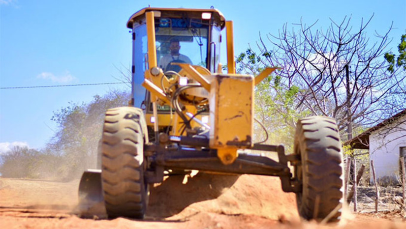 Imagem 1 -  A primeira etapa começou na altura da comunidade de Oiticica, onde foi construída uma jazida, até o Sítio Florânia, altura da Toca do Leão. Já a segunda etapa iniciará também de Oiticica e percorrerá toda a extensão da via até a comunidade de Coqueiro.  O trabalho, que é realizado de forma contínua pela Secretaria de Agricultura em toda a zona rural, vai beneficiar diretamente todas as comunidades do polo de Alagoinha.