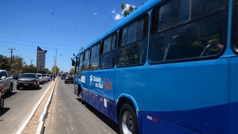 Imagem 1 - Assim como ocorreu no primeiro dia, a operação especial de ônibus será mantida para assegurar que os candidatos tenham acesso facilitado, seguro e pontual aos locais de aplicação das provas. A gratuidade será válida durante todo o deslocamento dos estudantes. Para embarcar, basta apresentar o Cartão de Inscrição do Enem junto a um documento oficial com foto. As linhas começam a circular a partir das 11h, saindo dos bairros em direção aos pontos de prova. O retorno está programado para as 18h45, após o encerramento da aplicação. Imagem 1 - Assim como ocorreu no primeiro dia, a operação especial de ônibus será mantida para assegurar que os candidatos tenham acesso facilitado, seguro e pontual aos locais de aplicação das provas. A gratuidade será válida durante todo o deslocamento dos estudantes. Para embarcar, basta apresentar o Cartão de Inscrição do Enem junto a um documento oficial com foto. As linhas começam a circular a partir das 11h, saindo dos bairros em direção aos pontos de prova. O retorno está programado para as 18h45, após o encerramento da aplicação.