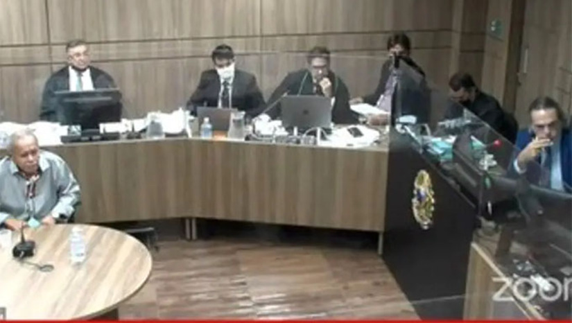 Imagem 1 - O MPF obteve a condenação do fiscal do Ibama Severino Gomes Marinho pela morte de Emanoel Gesian Barbosa, conhecido como “Neguinho”, de 21 anos, no dia 22 de maio de 2009. O crime ocorreu durante uma ação contra caçadores de arribaçãs, na zona rural de Jandaíra, distante 120 km de Natal. Além de homicídio, o réu foi condenado por porte ilegal de arma e recebeu uma pena total de nove anos e 15 dias, em regime inicialmente fechado. Imagem 1 - O MPF obteve a condenação do fiscal do Ibama Severino Gomes Marinho pela morte de Emanoel Gesian Barbosa, conhecido como “Neguinho”, de 21 anos, no dia 22 de maio de 2009. O crime ocorreu durante uma ação contra caçadores de arribaçãs, na zona rural de Jandaíra, distante 120 km de Natal. Além de homicídio, o réu foi condenado por porte ilegal de arma e recebeu uma pena total de nove anos e 15 dias, em regime inicialmente fechado.