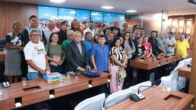 Imagem 1 -  O encontro na Câmara abriu espaço para que lideranças de várias regiões da cidade apresentassem suas demandas diretamente aos vereadores.  Genilson fez questão de destacar que sua missão na Câmara é resgatar a confiança da população no Legislativo. “Queremos a população mais perto da Câmara. Quando a Casa abre suas portas para ouvir, as pessoas sentem confiança no Parlamento. Esse diálogo é extremamente importante para resgatar essa confiança”, afirmou.