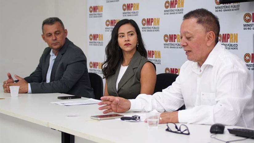 Imagem 1 -  Ao longo da reunião, foram debatidas atribuições legais, responsabilidades e o posicionamento da GCM como força auxiliar integrada às ações de segurança.  O Promotor de Justiça Armando Lúcio Ribeiro, que também é professor da Faculdade de Direito da Universidade do Estado do Rio Grande do Norte, destacou a importância desse alinhamento contínuo, para fortalecer o trabalho de segurança. "A partir de agora, esse contato direto para troca de apoio e informações essenciais ao funcionamento desse órgão tão importante para a população”, afirmou o promotor Armando Lúcio Ribeiro.