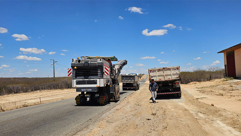 Imagem 1 - As obras de recuperação da RN-117, no trecho que liga Governador Dix-Sept Rosado a Caraúbas, começam nesta quinta-feira (13). A intervenção integra a segunda etapa do Programa de Recuperação de Rodovias, que vai reconstruir mais 665 quilômetros de estradas em todo o estado, ampliando a malha viária em boas condições para a população potiguar. O investimento total previsto para esta segunda fase é de R$ 651 milhões. Imagem 1 - As obras de recuperação da RN-117, no trecho que liga Governador Dix-Sept Rosado a Caraúbas, começam nesta quinta-feira (13). A intervenção integra a segunda etapa do Programa de Recuperação de Rodovias, que vai reconstruir mais 665 quilômetros de estradas em todo o estado, ampliando a malha viária em boas condições para a população potiguar. O investimento total previsto para esta segunda fase é de R$ 651 milhões.
