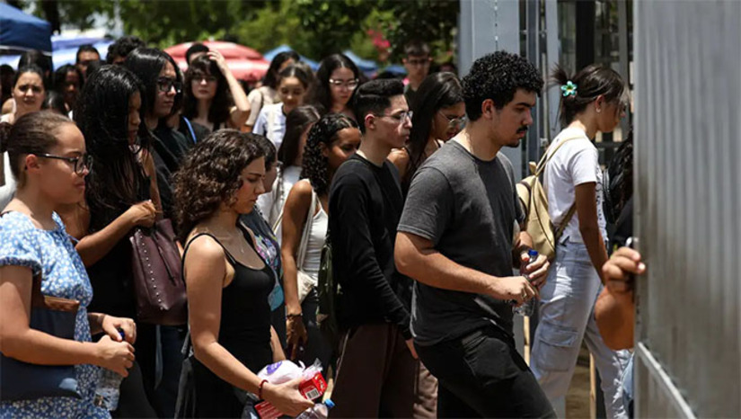 Imagem 1 -  O Instituto Nacional de Estudos e Pesquisas Educacionais Anísio Teixeira (Inep) avisa que haverá apenas uma reaplicação do Enem.  A solicitação deverá ser feita por meio da Página do Participante, no site do Inep, com login de acesso pela plataforma Gov.br.  Para a análise, o participante deverá inserir um documento legível, em língua portuguesa, que comprove a condição que motiva a solicitação de atendimento, com a data que contemple o dia perdido de aplicação do Enem 2025.