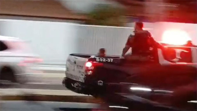 Imagem 1 - Os três presos e o que está sendo procurado teriam sido contratados para matar duas pessoas na lanchonete, conseguindo tirar a vida de Pedro Allyson Lins de Sousa. O outro alvo conseguiu fugir, mesmo baleado. A PM, que passava no local no momento do ataque, prendeu três suspeitos, que foram autuados em flagrante pelo delegado Luiz Antônio. Imagem 1 - Os três presos e o que está sendo procurado teriam sido contratados para matar duas pessoas na lanchonete, conseguindo tirar a vida de Pedro Allyson Lins de Sousa. O outro alvo conseguiu fugir, mesmo baleado. A PM, que passava no local no momento do ataque, prendeu três suspeitos, que foram autuados em flagrante pelo delegado Luiz Antônio.