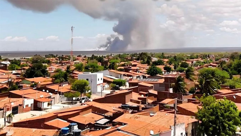 Imagem 1 - A fumaça formou uma nuvem densa e tem afetado especialmente crianças, idosos e pessoas com problemas respiratórios. A fuligem também está alcançando salinas de Grossos e Areia Branca, gerando prejuízos à principal atividade econômica da região. O Corpo de Bombeiros informou que o foco do incêndio fica em Serra do Mel. A corporação destacou que dispõe de apenas uma equipe para atender Mossoró e municípios vizinhos, recebendo reforço da Operação AMA no período da tarde. No domingo, quando acionados, a guarnição estava em outra ocorrência. Mais tarde, com apoio da AMA, foi informado que o fogo havia diminuído. Nesta segunda (17), uma equipe chegou a se deslocar até o local, mas precisou atender um incêndio residencial em Mossoró. Segundo o CBM, moradores relataram que o fogo já não apresentava riscos. Imagem 1 - A fumaça formou uma nuvem densa e tem afetado especialmente crianças, idosos e pessoas com problemas respiratórios. A fuligem também está alcançando salinas de Grossos e Areia Branca, gerando prejuízos à principal atividade econômica da região. O Corpo de Bombeiros informou que o foco do incêndio fica em Serra do Mel. A corporação destacou que dispõe de apenas uma equipe para atender Mossoró e municípios vizinhos, recebendo reforço da Operação AMA no período da tarde. No domingo, quando acionados, a guarnição estava em outra ocorrência. Mais tarde, com apoio da AMA, foi informado que o fogo havia diminuído. Nesta segunda (17), uma equipe chegou a se deslocar até o local, mas precisou atender um incêndio residencial em Mossoró. Segundo o CBM, moradores relataram que o fogo já não apresentava riscos.