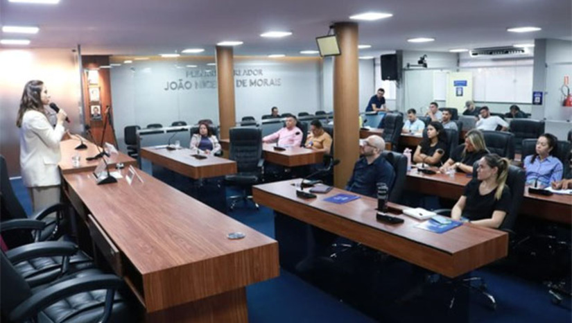 Imagem 1 -  A capacitação reuniu servidores de diferentes setores da Câmara. Durante o curso, foram abordados princípios constitucionais, com objetivo de orientar os servidores acerca da criação de projetos de lei, além de apresentar atualizações jurídicas e tirar dúvidas sobre os processos legislativos. O curso faz parte do cronograma de atividades da Escola do Legislativo, que tem como objetivo qualificar, de forma contínua, os servidores e, além disso, contribuir para a melhoria dos serviços prestados pelo Legislativo à população mossoroense.
