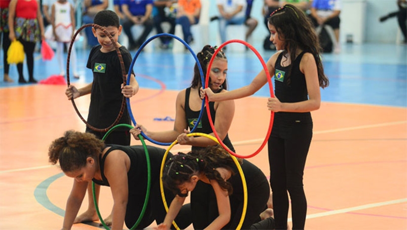 Imagem 1 -  Tradição municipal de fomento ao esporte da infância à juventude, os JEMs chega a sua 25ª edição e reúne 2.384 alunos-atletas de 83 escolas das redes municipal, estadual, federal e particular, competindo em 10 modalidades esportivas nas categorias mirim, infantil e juvenil. As competições seguem até 1º de dezembro com dez modalidades ao todo: Atletismo, Badminton, Futsal, Futebol de Campo, Vôlei Vôlei de Areia, Basquete, Handebol, Karatê e Xadrez.