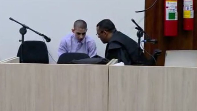 Imagem 1 - Na madrugada do dia 10 de abril de 2024, João Paulo Lima de Moura, juntamente com Jefferson Lucas Nascimento Targino, o Jeffinho, e Matheus Carlos de Sousa, o Matheus Ploc, segundo o MPRN, mataram David Nícolas da Costa Vilela, no conjunto Nova Mossoró. No julgamento desta terça, o Ministério Público do Rio Grande do Norte pediu a condenação por homicídio triplamente qualificado. Com a decisão do corpo de jurados pela condenação, o Juiz Vagnos Kelly Figueiredo de Medeiros estabeleceu a dosimetria da pena, ficando em 28 anos e 17 dias de prisão em regime fechado. O réu já era condenado a 24 anos pelo crime de latrocínio e mais 9 anos por homicídio. Imagem 1 - Na madrugada do dia 10 de abril de 2024, João Paulo Lima de Moura, juntamente com Jefferson Lucas Nascimento Targino, o Jeffinho, e Matheus Carlos de Sousa, o Matheus Ploc, segundo o MPRN, mataram David Nícolas da Costa Vilela, no conjunto Nova Mossoró. No julgamento desta terça, o Ministério Público do Rio Grande do Norte pediu a condenação por homicídio triplamente qualificado. Com a decisão do corpo de jurados pela condenação, o Juiz Vagnos Kelly Figueiredo de Medeiros estabeleceu a dosimetria da pena, ficando em 28 anos e 17 dias de prisão em regime fechado. O réu já era condenado a 24 anos pelo crime de latrocínio e mais 9 anos por homicídio.