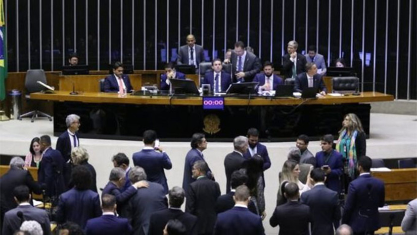 Imagem 1 - Governo critica texto e pretende voltar proposta original no Senado. Os parlamentares governistas, contrários ao parecer de Derrite, dizem que o projeto Antifacção foi desconfigurado e descapitaliza a Polícia Federal. No parecer, relator encaminhou “o quinhão cabível à PF ao Fundo Nacional de Segurança Pública”. Os homicídios cometidos por facções serão julgados, no primeiro grau de jurisdição, por um colegiado e não por um tribunal do júri. Imagem 1 - Governo critica texto e pretende voltar proposta original no Senado. Os parlamentares governistas, contrários ao parecer de Derrite, dizem que o projeto Antifacção foi desconfigurado e descapitaliza a Polícia Federal. No parecer, relator encaminhou “o quinhão cabível à PF ao Fundo Nacional de Segurança Pública”. Os homicídios cometidos por facções serão julgados, no primeiro grau de jurisdição, por um colegiado e não por um tribunal do júri.