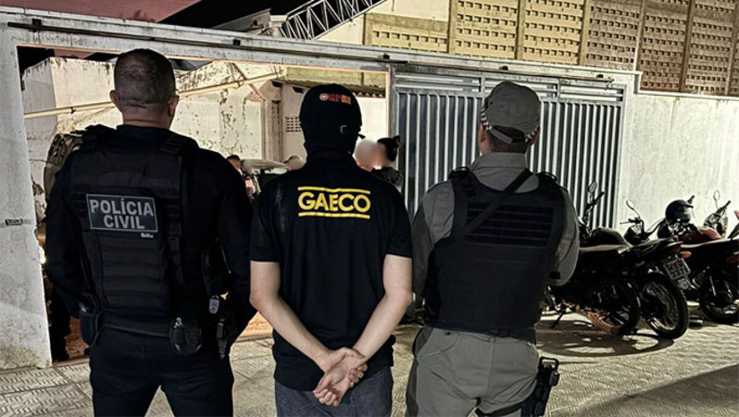 Imagem 1 - Foram cumpridos 23 mandados de busca e apreensão em cidades do RN e da Paraíba, tendo como alvos suspeitos de integrar uma organização criminosa. A operação é fruto da análise de dados obtidos em celulares apreendidos anteriormente. As ações ocorreram em dez cidades, incluindo Natal, Caicó, Mossoró e São Bento (PB). A operação mobilizou promotores, servidores e 172 policiais. Durante as buscas, foram apreendidos documentos, eletrônicos, drogas e dinheiro, que serão analisados pelo MPRN. Imagem 1 - Foram cumpridos 23 mandados de busca e apreensão em cidades do RN e da Paraíba, tendo como alvos suspeitos de integrar uma organização criminosa. A operação é fruto da análise de dados obtidos em celulares apreendidos anteriormente. As ações ocorreram em dez cidades, incluindo Natal, Caicó, Mossoró e São Bento (PB). A operação mobilizou promotores, servidores e 172 policiais. Durante as buscas, foram apreendidos documentos, eletrônicos, drogas e dinheiro, que serão analisados pelo MPRN.